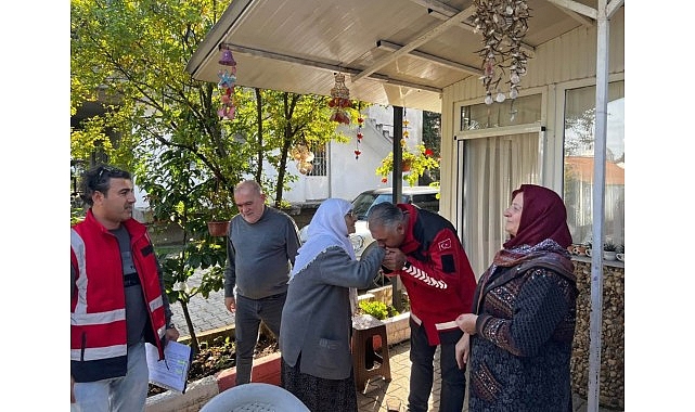 Kartepe Belediyesi Selden Etkilenen Vatandaşları Yalnız Bırakmıyor Kartepe Belediyesi, sel nedeniyle evleri zarar gören vatandaşlara yönelik ziyaretlerini