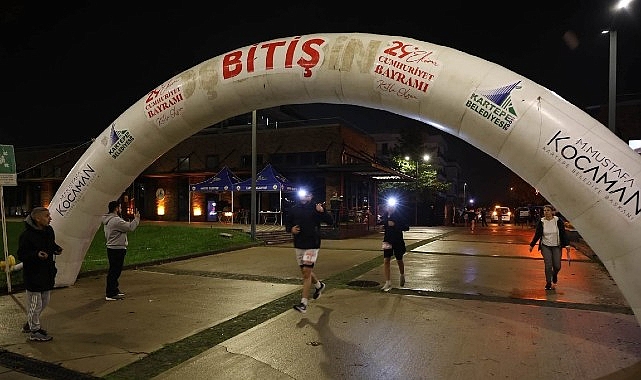 Kartepe’de Cumhuriyet Coşkusu Gece Koşusuyla Zirveye Taşındı Kartepe Belediyesi tarafından Cumhuriyet’in 103. yıl dönümü kutlamaları kapsamında düzenlenen