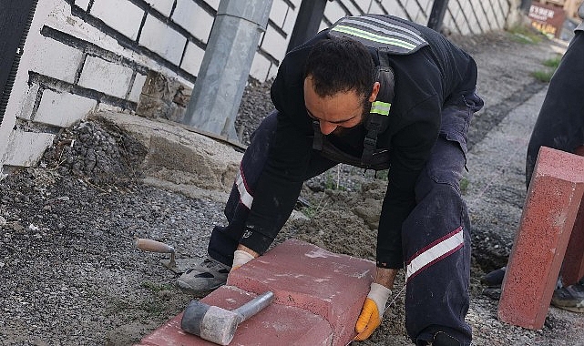 Keçiören Belediyesi Fen İşleri Müdürlüğü ekipleri, ilçe genelinde kaldırım ve