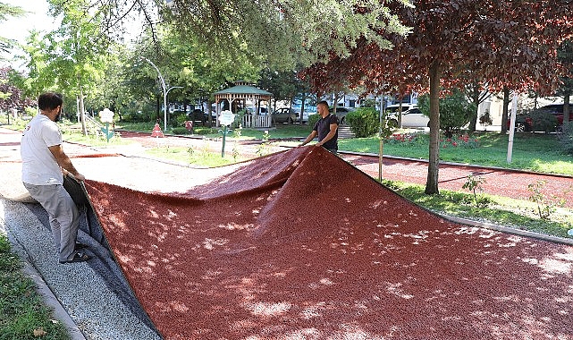 Keçiören’in Parklarında Yürüyüş Yolları Yenileniyor Keçiören Belediyesi, ilçe genelindeki parklarda zamanla yıpranan yürüyüş yollarını yenileyerek
