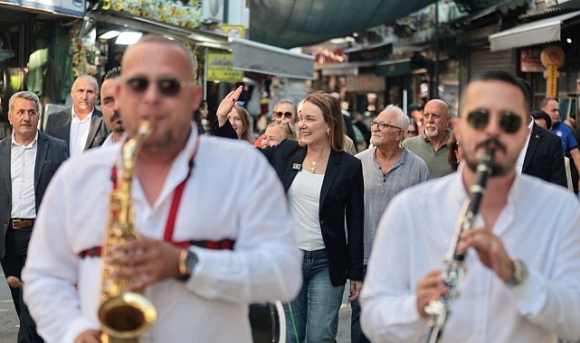 Kemeraltı Festivali esnafın yüzünü güldürdü Konak Belediyesi’nin düzenlediği Kemeraltı Festivali, Başkan Nilüfer Çınarlı Mutlu’nun da