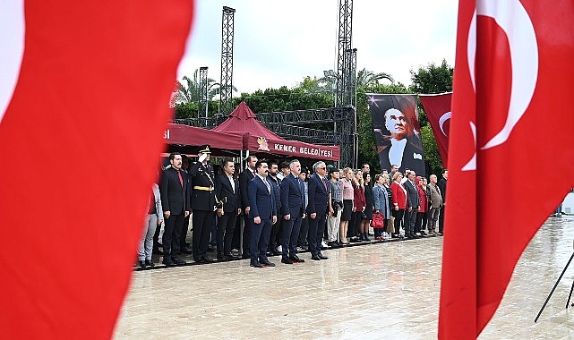 Cumhuriyet'in 103'üncü yılı dolayısıyla Kemer'de çelenk töreni düzenlendi.
