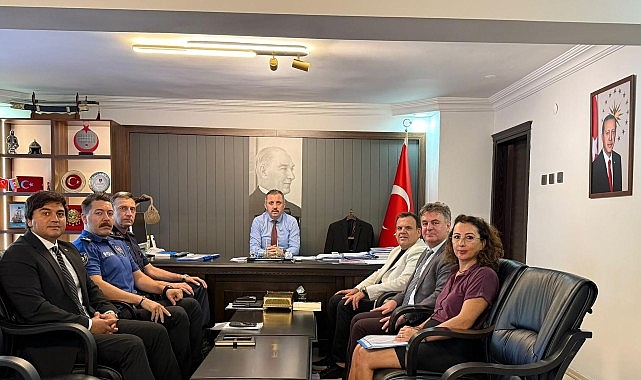 Kemer’de “İlçe Okul Güvenliği” toplantısı Kemer Kaymakamı Ahmet Solmaz başkanlığında “İlçe Okul Güvenliği” toplantısı gerçekleştirildi.