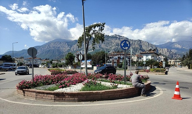 Kemer’de yeşil alanlarda bakım çalışmaları Kemer Belediyesi Park ve Bahçeler Müdürlüğü ekipleri, Kemer genelinde bulunan