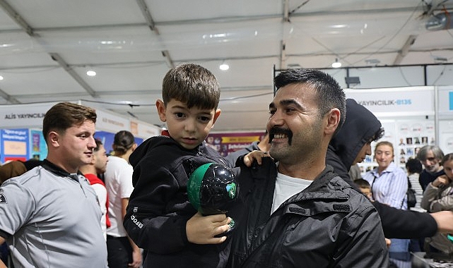 16. Uluslararası Kocaeli Kitap Fuarı’nda yerini alan Kocaelispor standı, Yeşil-Siyahlı