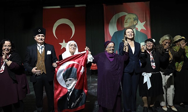 Konak Belediyesi’nin İleri Yaş Sağlıklı Yaşam Merkezi üyeleri, Cumhuriyet’in 103.