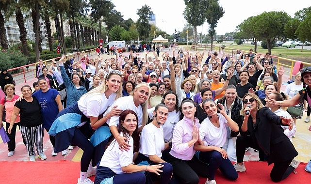 Konaklılar güne yogayla başladı Konak Belediyesi’nin “Genç Ruh, Mutlu Beden” etkinliği kapsamında Denizatı Parkı’nda