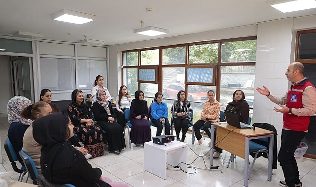 Konak Belediyesi’nin afet farkındalığını artırmaya yönelik eğitimleri devam ediyor. Semt