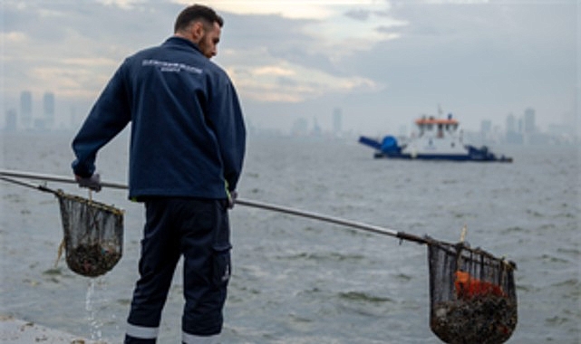 Körfez’de yağmur sonrası yüzey temizliği İzmir Büyükşehir Belediyesi, yağışların ardından dereler ve yağmur sularıyla birlikte