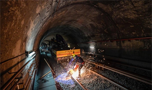 Metro raylarında değişim zamanı İzmir Büyükşehir Belediyesi, metro hattında güvenli ve kesintisiz ulaşımı sağlamak