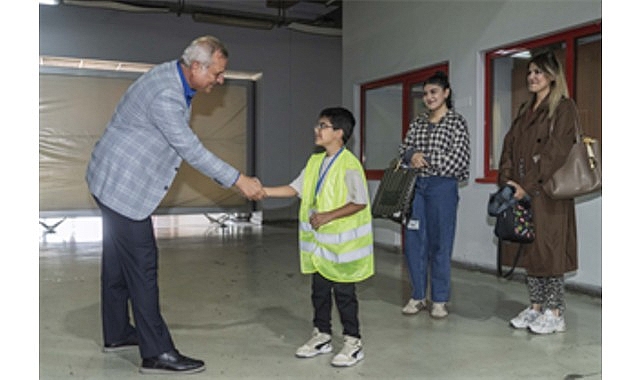 İzmir Metrosu’na her bindiğinde sürücülere el sallayan 8 yaşındaki Emirhan’ın
