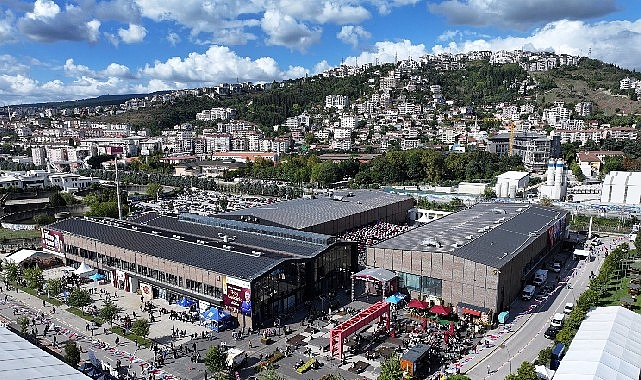 Uluslararası 16. Kocaeli Kitap Fuarı’na anne ve babalarıyla gelen minik