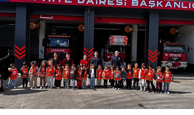 Minikler itfaiyeyi yakından tanıdı Kocaeli Büyükşehir Belediyesi İtfaiye Dairesi Başkanlığı, İtfaiye Haftası kapsamında minik