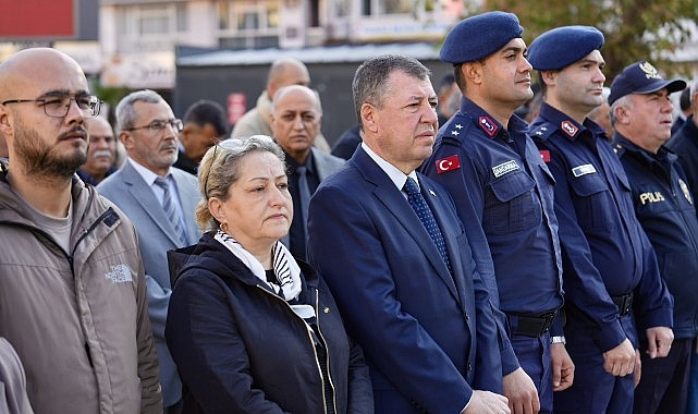 Muhtarlar Günü çelenk sunma töreni Cumhuriyet Meydanı’nda gerçekleşti 19 Ekim Muhtarlar Günü etkinlikleri kapsamında, Cumhuriyet Meydanı’nda Burhaniye Muhtarlar