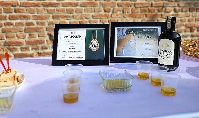 Ödüllü zeytinyağı ve Çepni İmece Fabrikası tanıtıldı Mudanya’nın uluslararası ödüllü zeytinyağı, üretildiği Çepni İmece Zeytinyağı Fabrikası’nda tanıtıldı.