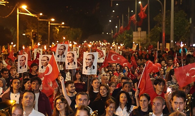 On binlerce Antalyalı Cumhuriyet için yürüdü Antalya Büyükşehir Belediyesi tarafından Cumhuriyetin 103’üncü yılına özel düzenlenen fener