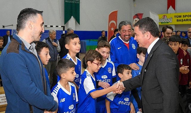 Osmangazi Belediyesi’nden Amatör Spor Kulüplerine Büyük Destek Sağlıklı nesillerin yetişmesi amacıyla spora ve sporcuya yönelik desteklerini yoğun