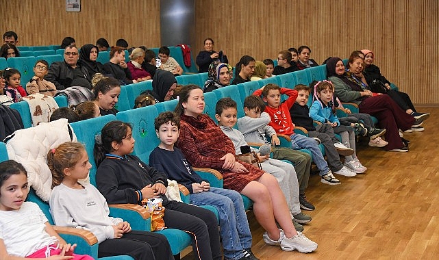 Osmangazi Belediyesi’nin ev sahipliğinde ücretsiz olarak sahnelenen “Barış Adası” adlı
