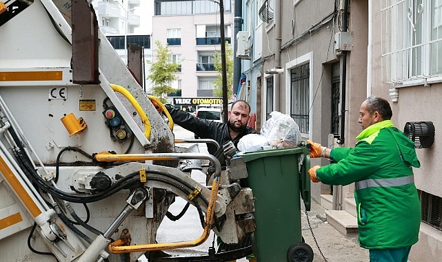 Osmangazi’de Günde Bin Yüz Ton Atık Toplanıyor Osmangazi Belediyesi, ilçenin 136 mahallesinde temizlik çalışmalarını 7 gün 24