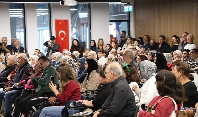 Öztürk, sosyal medyadaki algı operasyonlarına dikkat çekti; “Her gördüğünüze inanmayın” Uluslararası 16. Kocaeli Kitap Fuarı’nda konuşan gazeteci ve televizyon sunucusu