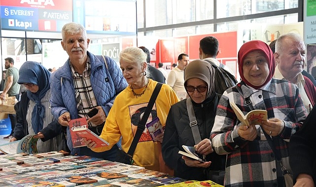 Uluslararası 16. Kocaeli Kitap Fuarı, kent genelinden kitapseverleri ağırlamayı sürdürüyor.
