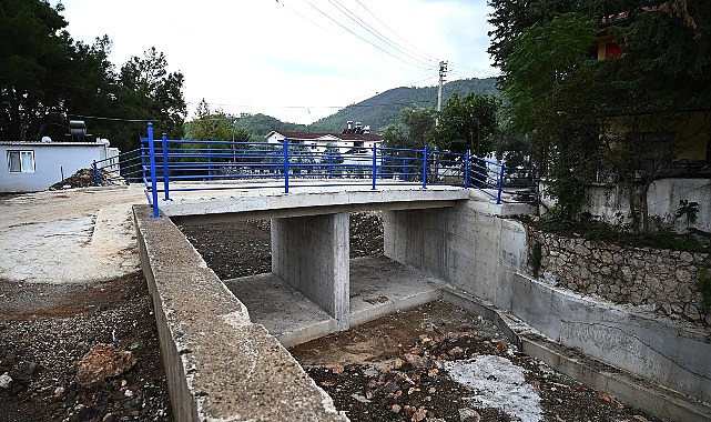 Tekirova’daki köprü taşkın riskine karşı yenilendi Kemer Belediyesi Fen İşleri Müdürlüğü ekipleri, Tekirova Mahallesi’nde şiddetli yağışlarda
