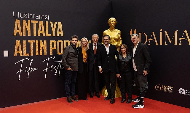Türk Sinemasının Çınarı, Altın Portakal Sahnesinde Yapımcılığını Filiz Emre ile Yunus Emre Tolan’ın üstlendiği, yönetmenliğini Tunç