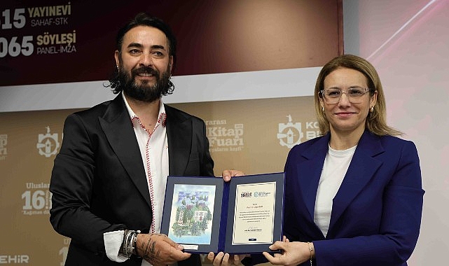 Uluslararası 16. Kocaeli Kitap Fuarı’nda konuşan akademisyen ve yazar Prof.