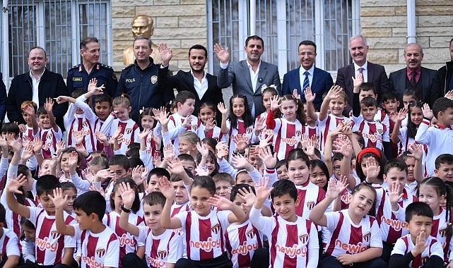 İnegölspor’un başlattığı “Bir Çocuğun Mutluluğu Dünyaya Bedel” kampanyası kapsamında Yeniceköy