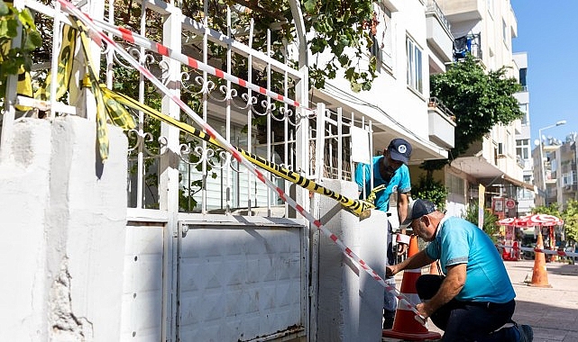 Yenişehir Belediyesi çökme bölgesinde tüm önlemleri aldı Mersin’in Yenişehir ilçesinde bir apartmanın bahçesinde meydana gelen zemin çökmesi