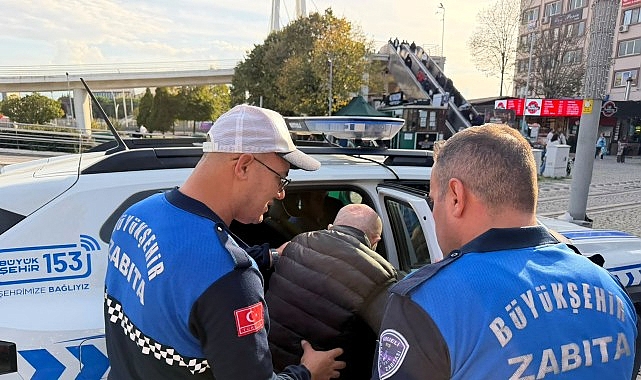 Zabıtadan yürek ısıtan davranışlar Kocaeli Büyükşehir Belediyesi Zabıta Dairesi Başkanlığı ekipleri, vatandaş odaklı hizmet