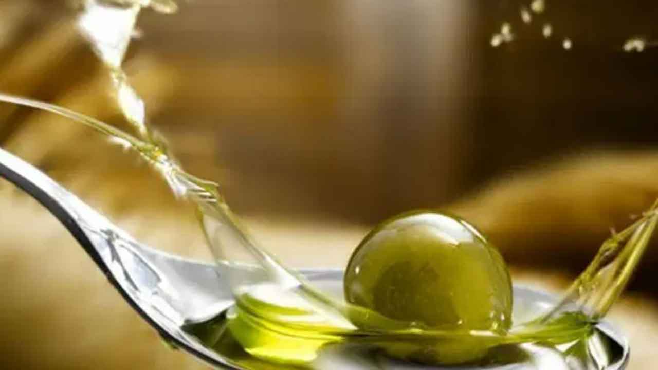 Zeytinyağının faydaları araştırmalara yansıdı: Günde yarım kaşık riski azaltıyor Düzenli zeytinyağı tüketiminin kalp ve damar sağlığı üzerinde olumlu etkileri